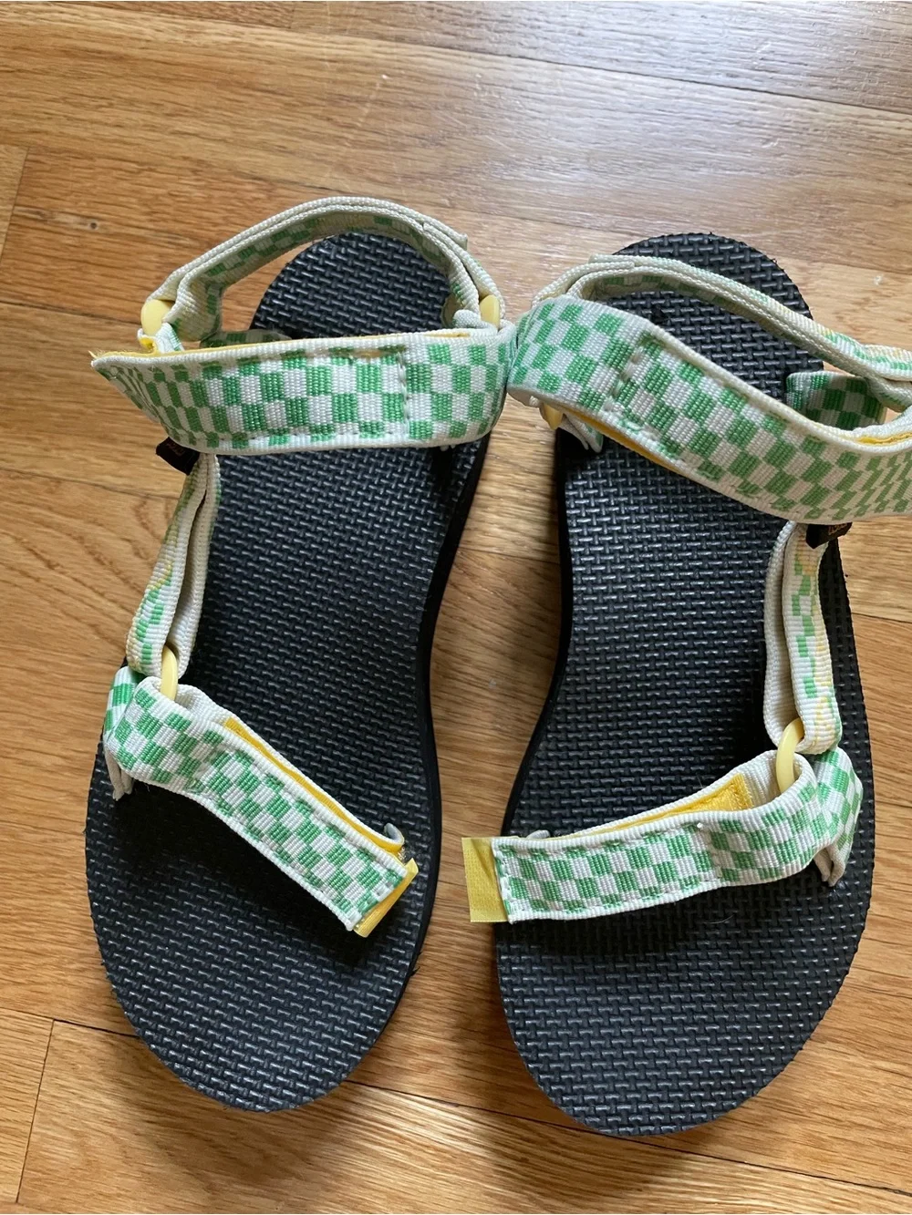 Teva Black flatform Sandal with green checks and lemons. - Picture 2 of 5